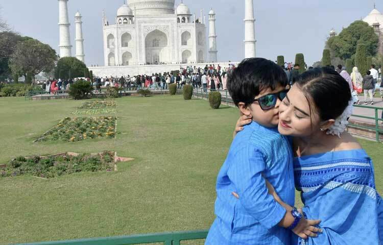 ঢাকায় জন্ম ও বেড়ে ওঠা নায়িকা শৈশব থেকেই বেশ মেধাবী ছিলেন। উত্তরা উইমেন কলেজ থেকে অর্থনীতিতে অনার্স শেষ করে ঢাকা বিশ্ববিদ্যালয়ে এমবিএ করেন বুবলী। এখন একমাত্র সন্তান শেহজাদ খান বীর আর সিনেমা নিয়েই তার সব স্বপ্ন।