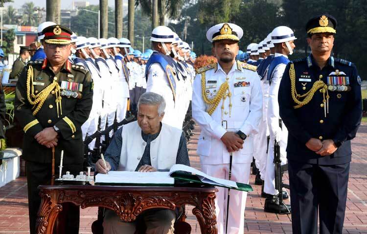 সশস্ত্র বাহিনী দিবস উপলক্ষে সেনানিবাসে শিখা অনির্বাণে পুষ্পস্তবক অর্পণ শেষে পরিদর্শন বইয়ে সই করেন অন্তর্বর্তী সরকারের প্রধান উপদেষ্টা অধ্যাপক মুহাম্মদ ইউনূস। ছবি: পিআইডি