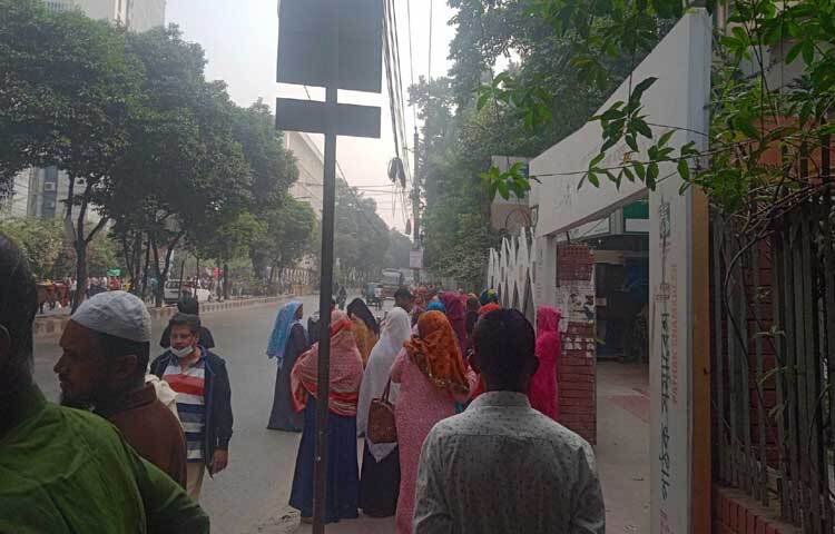 তিনি বলেন, আমরা রাত ১২টার পর থেকেই বাসের মানুষগুলো প্রতারণার শিকার হয়েছে এটি বুঝিয়ে ফেরত পাঠাচ্ছি। কিন্তু একের পর এক বাস আসছেই। আমরা সতর্ক অবস্থানে আছি। কয়েকজনকে জিজ্ঞাসাবাদের জন্য আটকও করা হয়েছে।