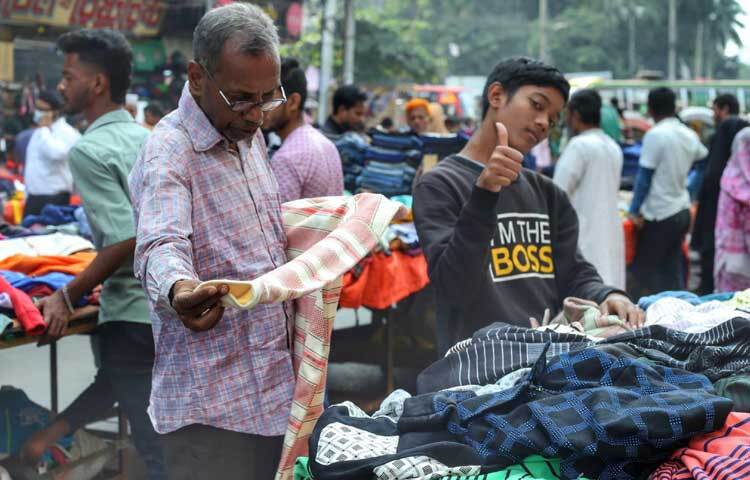 গরম কাপড় বেচাকেনার ধুম পরেছে শো-রুম আর ফুটপাতে বসা দোকানগুলোতে।