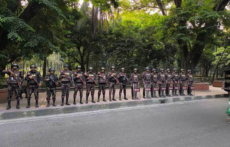 এর মধ্যে রাজধানীর শাহবাগ, মৎস্যভবন ও হোটেল ইন্টারকন্টিনেন্টাল এলাকায় চার প্লাটুন এবং চট্টগ্রাম মহানগরীতে ছয় প্লাটুন বিজিবির মোতায়েন করা হয়।