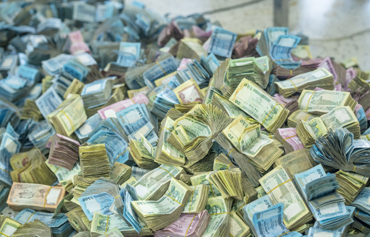 মসজিদে এবার আন্তর্জাতিক মানের দৃষ্টিনন্দন ইসলামিক কমপ্লেক্স নির্মাণের উদ্যোগ নেওয়া হয়েছে। দ্রুতই কাজ শুরু হবে। যার নামকরণ হবে ‘পাগলা মসজিদ ইসলামিক কমপ্লেক্স’। এটি নির্মাণে প্রাথমিক ব্যয় ধরা হয়েছে ১১৫ কোটি টাকা। সেখানে ৬০ হাজার মুসল্লি একসঙ্গে নামাজ আদায় করতে পারবেন। ছবি: এসকে রাসেল