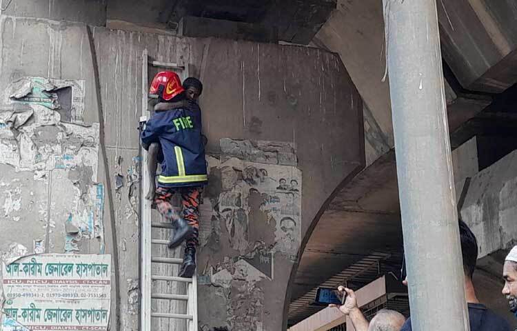 পরে সকাল সোয়া ১০টার দিকে ফায়ার সার্ভিসের কর্মীরা এসে তাকে উদ্ধার করেন।