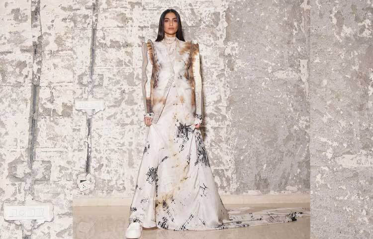 এদিন স্যাভলিন কৌর মনচন্দার অভিজ্ঞ হাতের ছোঁয়ায় ন্যাচারাল সাজেই দেখা গেছে সোনমকে। হালকা গ্লিটারি আইশ্যাডে, স্মাজড আইলাইনার ও কোটেড মাশকারা দিয়েই সোনমের চোখের সাজ সম্পন্ন করেছেন মেকআপ আর্টিস্ট।