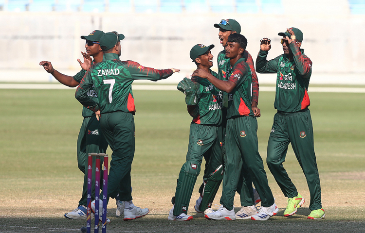 পাকিস্তানকে গুঁড়িয়ে অনূর্ধ্ব-১৯ এশিয়া কাপের ফাইনালে উঠেছে বাংলাদেশ। টুর্নামেন্টের প্রথম সেমিফাইনালে পাকিস্তানের যুবাদের ৭ উইকেটে হারিয়েছে বাংলাদেশের যুবারা। দ্বিতীয় সেমিফাইনালে শ্রীলঙ্কাকে সমান ৭ উইকেটে হারিয়ে ফাইনালে উঠেছে ভারত। আগামী ৮ ডিসেম্বর দুবাই আন্তর্জাতিক ক্রিকেট স্টেডিয়ামে শিরোপা জয়ের লড়াইয়ে ভারতের মুখোমুখি হবে বাংলাদেশ। ছবি: সংগৃহীত