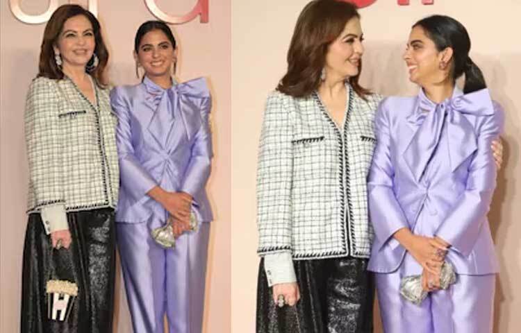 এদিন ইশা আম্বানি লম্বা ব্লেজার-প্যান্ট পরেছিলেন। তার পায়ে ছিল সিলভার রঙের চকচকে পেনসিল হিল।