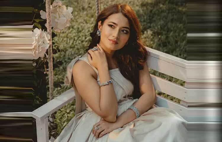 অভিনেত্রীর পড়া গাউনটির সামনের অংশে প্লিট করা ডিজাইন আর দুই পাশের স্লিভ বো স্টাইলে বাঁধা। আকর্ষণীয় গাউনের সঙ্গে সাদা-নীল পাথরের জুয়েলারিতে দারুণ লাগছে তাকে।