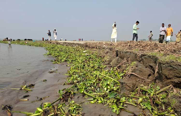 তবে স্থানীয়দের অভিযোগ সরকার নির্ধারিত জায়গার বাহিরে গিয়ে নদীর তীর ঘেঁষে বালু উত্তোলন করা হচ্ছে। গত কয়েক মাস ধরে সন্ধ্যার পর এবং ভোরবেলা নদীর তীর ঘেঁষে বালু উত্তোলনের ফলে কয়েকশ বিঘা জমি নদী গর্ভে বিলীন হয়ে গেছে। ভাঙনের ঝুঁকিতে রয়েছে প্রায় অর্ধশত বিঘা ফসলি জমি।