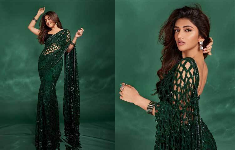 ট্রেন্ডি ফিশনেটের শাড়ি আর ব্যাকলেস ব্লাউজে আবেদনময়ী শ্রীলীলা।