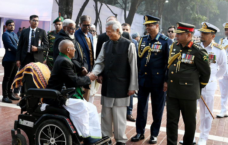 শহীদ বুদ্ধিজীবী দিবস উপলক্ষে প্রধান উপদেষ্টা প্রফেসর মুহাম্মদ ইউনূস আজ মিরপুরে শহীদ বুদ্ধিজীবী স্মৃতিসৌধে যুদ্ধাহত বীর মুক্তিযোদ্ধাদের সাথে কুশল বিনিময় করেন। ছবি: পিআইডি