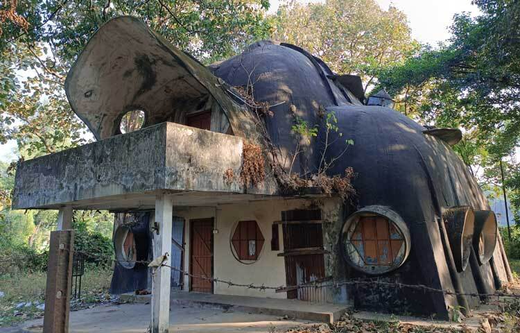 চট্টগ্রামের লালখান বাজার এলাকার লেডিস ক্লাবের ভেতর দিয়ে সামনে এগিয়ে হাতের ডানে সামান্য গেলেই চোখে পড়বে এই হাতির বাংলো।