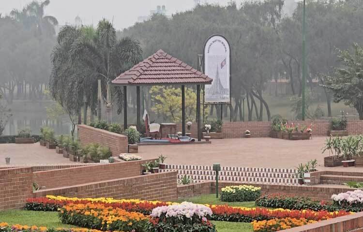 দিনটি উপলক্ষে এরই মধ্যে জাতীয় স্মৃতিসৌধকে ধুয়ে মুছে, ফুল আর রং তুলির আঁচড়ে প্রস্তুত করেছে গণপূর্ত বিভাগ।