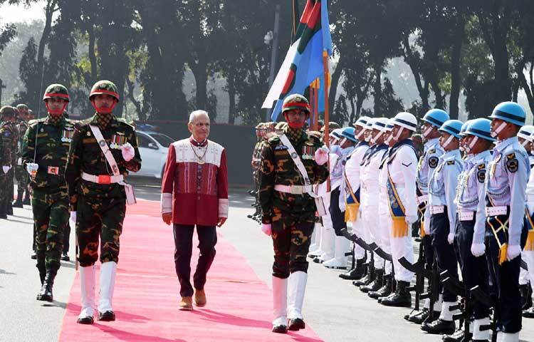আজ ঢাকায় সেনাকুঞ্জে তিমুরের প্রেসিডেন্ট জোসে রামোস-হোর্তাকে সশস্ত্রবাহিনীর একটি চৌকসদল গার্ড অব অনার প্রদান করেন। ছবি: পিআইডি