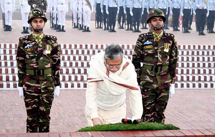 মহান বিজয় দিবসে সাভারের জাতীয় স্মৃতিসৌধে বীর শহীদদের প্রতি শ্রদ্ধা নিবেদন করেছেন রাষ্ট্রপতি মো. সাহাবুদ্দিন। ছবি: পিআইডি