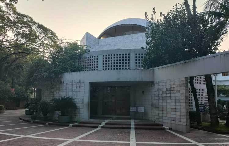 ২০০৮ সালে আওয়ামী লীগ ক্ষমতায় আসার পর প্রতিবছর গোপালগঞ্জের টুঙ্গিপাড়ায় বেশ ঘটা করে উদযাপন হতো বিজয় দিবস। বিশেষ করে শেখ মুজিবুর রহমানের সমাধিতে আওয়ামী লীগের নেতাকর্মীসহ পুলিশ, প্রশাসন, সরকারি বিভিন্ন দপ্তর থেকে ফুল দিয়ে শ্রদ্ধা জানানো হতো।