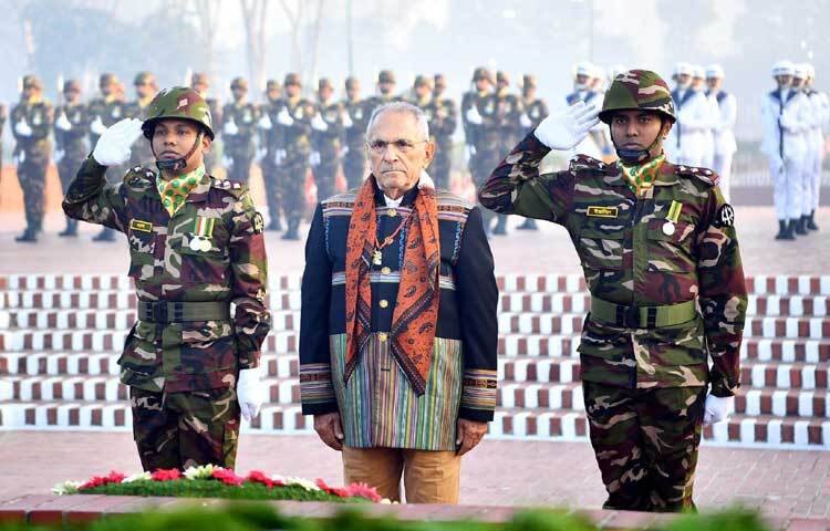 সাভারের জাতীয় স্মৃতিসৌধে পুষ্পস্তবক অর্পণ শেষে শহীদদের প্রতি শ্রদ্ধা জানিয়ে নীরবতা পালন করেন পূর্ব তিমুরের প্রেসিডেন্ট জোসে রামোস হোর্তা। ছবি: পিআইডি