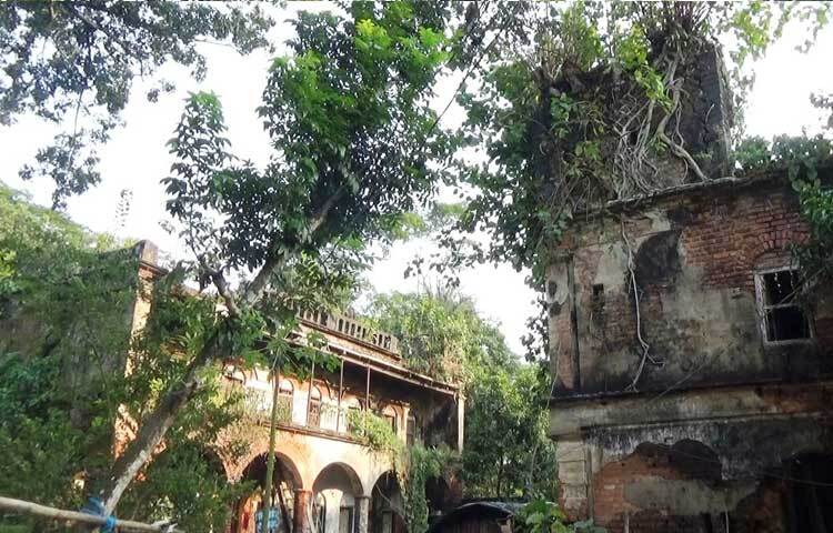 কোথাও কোথাও খসে পড়েছে দেওয়ালের পলেস্তরা, ভেঙে পড়েছে ছাদও।