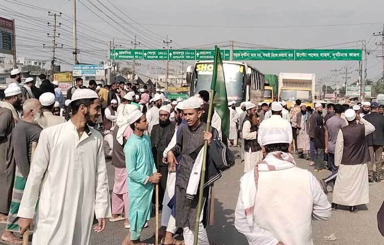 অবরোধের ফলে যান চলাচল বন্ধ থাকায় দীর্ঘ যানজটের তৈরি হয়েছে।