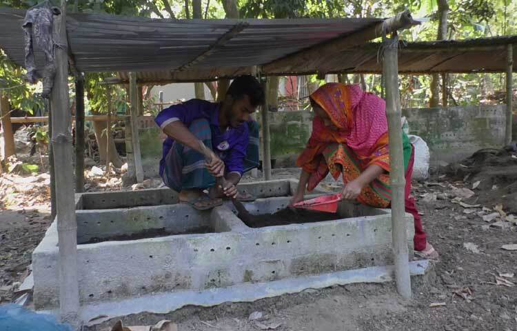 রাসায়নিক সার ও কীটনাশক দূরে সরিয়ে ভেষজ পদ্ধতি এবং ভার্মি কম্পোস্ট প্রয়োগ করে চাষাবাদে ব্যস্ত তারা।