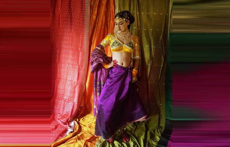 অভিনেত্রী তার শেয়ার করা পোস্টের ক্যাপশনে লেখেন, ‘রাজা রবি বর্মার আইকনিক পেইন্টিং থেকে অনুপ্রেরণা নিয়েছি। সেই আধুনিক শৈলীকে পুরোনো শিল্পের সঙ্গে উপস্থাপন করার চেষ্টা করলাম।’