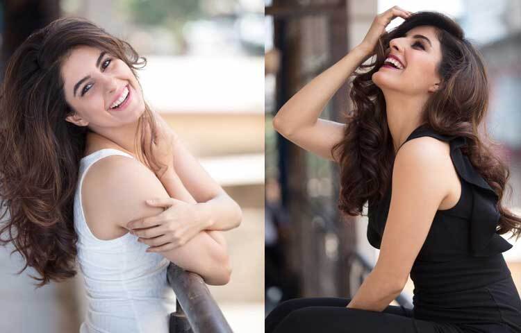 সাদা-কালোয় হাস্যোজ্জ্বল অভিনেত্রী।