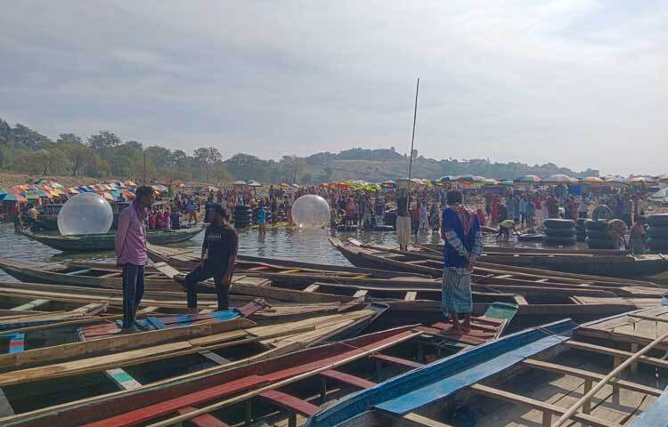 অনেক সময় ঘিঞ্জি পরিবেশের কারণে পানিতে পা ফেলার সুযোগও পান না পর্যটকরা। দেশের বিভিন্ন স্থান থেকে এসে এমন অব্যবস্থাপনা দেখে হতাশ তারা।