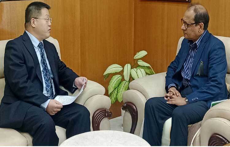 প্রাথমিক ও গণশিক্ষা উপদেষ্টা অধ্যাপক ডা. বিধান রঞ্জন রায় পোদ্দারের সাথে মন্ত্রণালয়ে তার অফিসকক্ষে সাক্ষাৎ করেন বাংলাদেশে চীনের রাষ্ট্রদূত ইয়াও ওয়েন। ছবি: পিআইডি