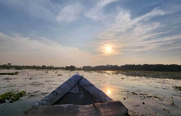 বিলের চারদিকে এখন নৌকায় ঘুরে বেড়ানো যেন এক অনন্য আনন্দের উৎস।
