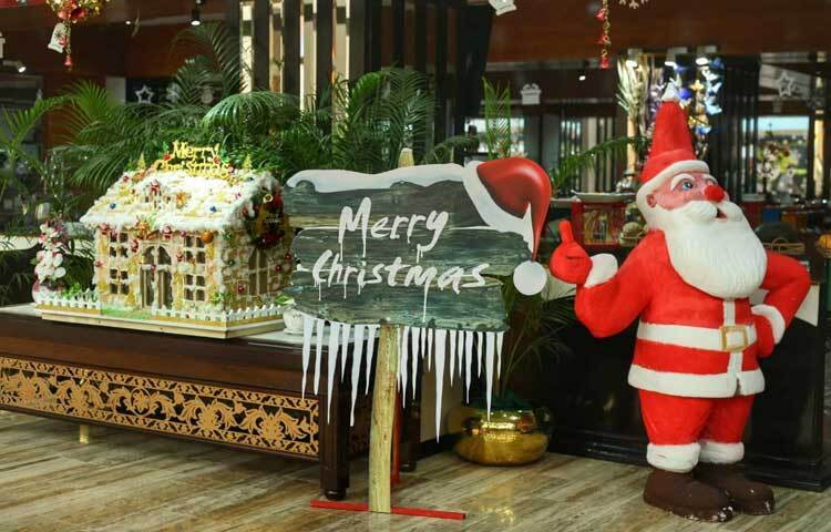 বড়দিনের সাজসজ্জায় ব্যস্ত পাঁচ তারকা হোটেল ও চার্চ। চলছে শেষ মুহূর্তের প্রস্তুতি।