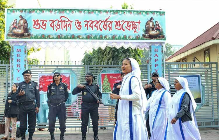 যেকোনো ধরনের অপ্রীতিকর পরিস্থিতি নিয়ন্ত্রণে সর্তক আছেন আইন-শৃঙ্খলা বাহিনীর সদস্যরা।