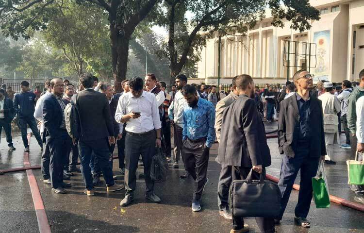 সকালে অফিস করার জন্য সচিবালয়ের বিভিন্ন গেটের সামনে কর্মকর্তা-কর্মচারীদের অপেক্ষা করতে দেখা গেছে।