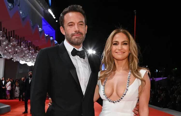 অবশেষে ডিভোর্সের মাধ্যমে আলাদা হয়ে গেলেন বেনিফার বলে পরিচিত জনপ্রিয় জুটি অভিনেতা বেন অ্যাফ্লেক ও সঙ্গীত-অভিনয়শিল্পী জেনিফার লোপেজ।