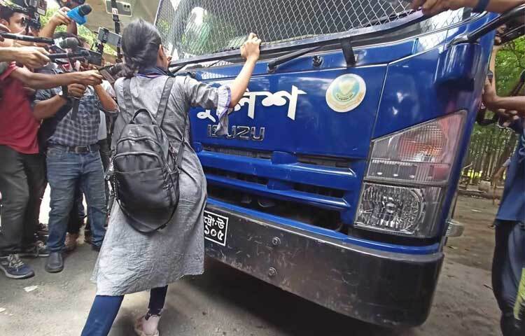 বৈষম্যবিরোধী আন্দোলনে ভাইকে রক্ষা করতে পুলিশের কাভার্ডভ্যানের সামনে প্রতিরোধ গড়ে তুলেছিল এক তরুণী।