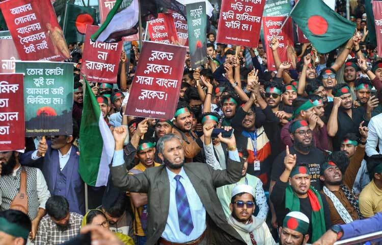 বিকেল ৩টায় কেন্দ্রীয় শহিদ মিনার ও এর আশপাশের এলাকায় দেখা যায়, বিভিন্ন জেলা-উপজেলা থেকে আসা ছাত্র-জনতা আলাদা ব্যানার নিয়ে শহীদ মিনারে হাজির হচ্ছেন।