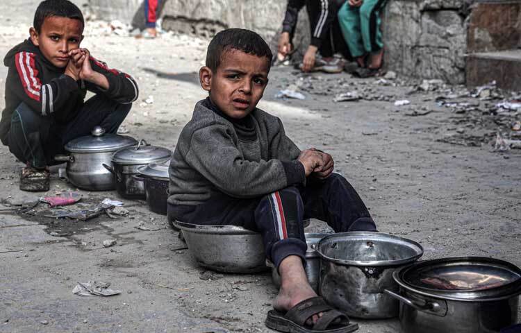 খাবারের আশায় অপেক্ষা করছে ছোট্ট শিশুটি।