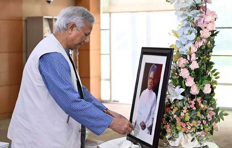 ঢাকার বারিধারায় ভারতীয় হাইকমিশনে সেদেশের সদ্যপ্রয়াত সাবেক প্রধানমন্ত্রী মনমোহন সিংয়ের মৃত্যুতে তার প্রতিকৃতিতে ফুল দিয়ে শ্রদ্ধা জানান প্রধান উপদেষ্টা প্রফেসর মুহাম্মদ ইউনূস। ছবি: পিআইডি