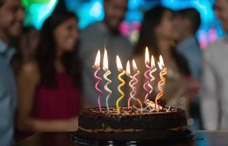 কিন্তু ফেসবুকের মতো সামাজিক যোগাযোগ মাধ্যমগুলোর ফলে এবং পাসপোর্ট ও ভিসার ক্রমবর্ধমান চাহিদার প্রেক্ষিতে আফগানদের জন্ম তারিখ লিখতে হয়।