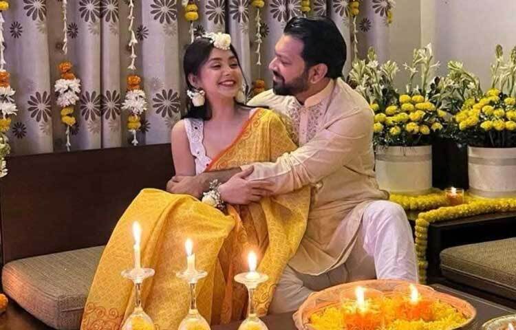 তাহসানের ফেসবুক ফ্যানপেজে তার ও জনপ্রিয় মেকওভার আর্টিস্ট রোজা আহমেদের ছবি শেয়ার করা হয়েছে। ছবিতে বেশ হাস্যোজ্জ্বল লাগছে তাদের।