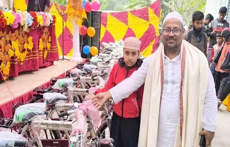 মসজিদে টানা ৪০ দিন পাঁচ ওয়াক্ত নামাজ আদায় করে বাইসাইকেল উপহার পেয়েছেন ১৮ শিক্ষার্থী। ছবি: শেখ মহসীন