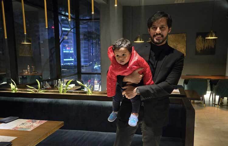 সন্তানের সঙ্গে সময় কাটাতে ব্যস্ত অভিনেতা।