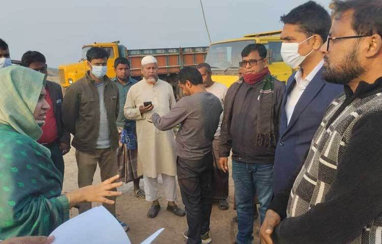 এছাড়া যানবাহনের কালো ধোঁয়া নির্গমনের বিরুদ্ধে সাতজন চালককে সতর্ক করেন ভ্রাম্যমাণ আদালত।