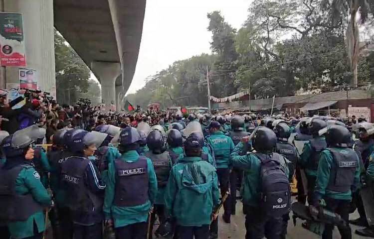 তারা শাহবাগ পর্যন্ত গেলে সেখানে পুলিশ তাদের বাধা দেয়।