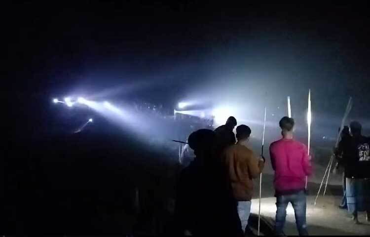 সন্ধ্যায় উভয় পক্ষের লোকজন দেশীয় অস্ত্রশস্ত্র ও টর্চলাইট নিয়ে সংঘর্ষে জড়িয়ে পড়েন। এ সময় প্রায় ৩ ঘণ্টাব্যাপী সংঘর্ষ চলে।