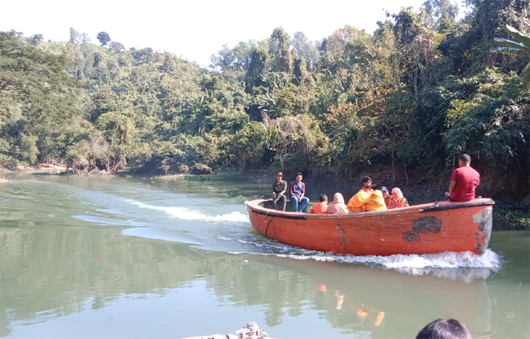 পাহাড়ের পাদদেশে আঁকাবাঁকা লেকটি যেন অপার সৃষ্টি। ছোট-বড় কয়েকটি পাহাড়ের মাঝখানে অবস্থিত এ লেকের অন্যতম আকর্ষণ ঝরনা। লেকের ভেতরে আছে পানি পরিমাপ করার রেগুলেট বা ব্রিজ। ছবি: এম মাঈন উদ্দিন