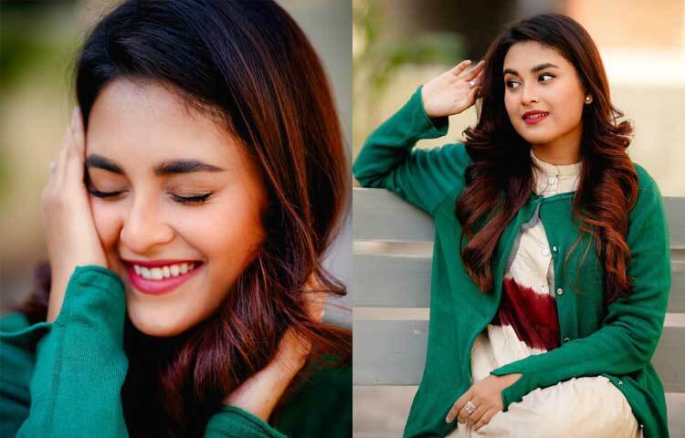 সাদা কুর্তির ওপর সবুজ কার্ডিগান আর মিনিমাল সাজে অপরূপ লাগছে তাকে।