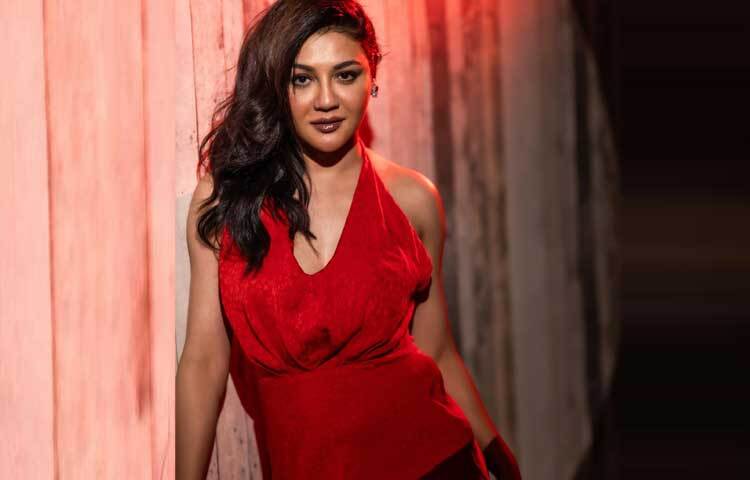 ক্যাপশনে লিখেছেন, ‘সন্দেহের ছায়া’। সঙ্গে জুড়ে দিয়েছেন ভালোবাসার ইমুজি।