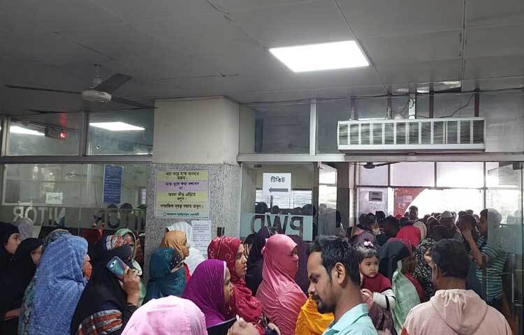 একই চিত্র জরুরি বিভাগেও। সেখানেও রোগী নিয়ে স্বজনরা ছুটে এসেছেন। কয়েক মিনিট দাঁড়ালে একজন মানুষের স্বাভাবিক থাকা দায়।