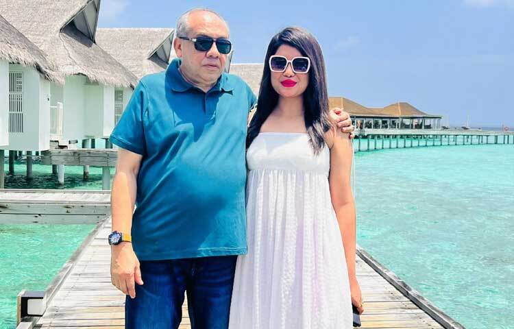 নিজের ফেসবুকে তনি লিখেছেন, ‘সে আর নাই। ব্যাংককে সময় রাত ৩.০৩ মিনিটে আমাকে সারাজীবনের মতো একা করে চলে গেছে।’