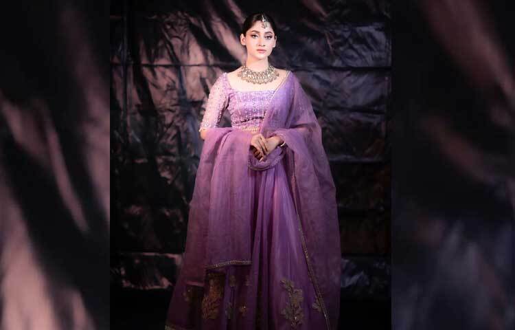 অপরূপা সুন্দরী এই চিত্রনায়িকাকে সব পোশাকেই আকর্ষণীয় লাগে।