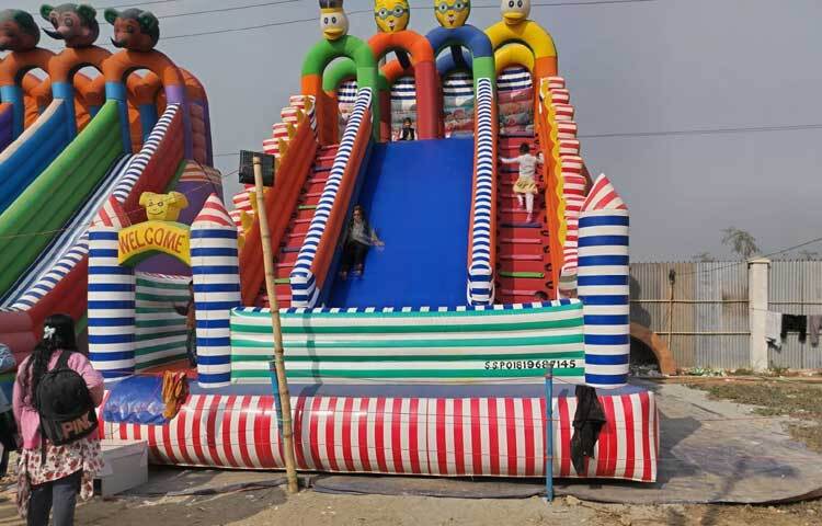 দুপুরের তপ্ত রোদের মধ্যেও আনন্দে মেতে আছে শিশুরা।